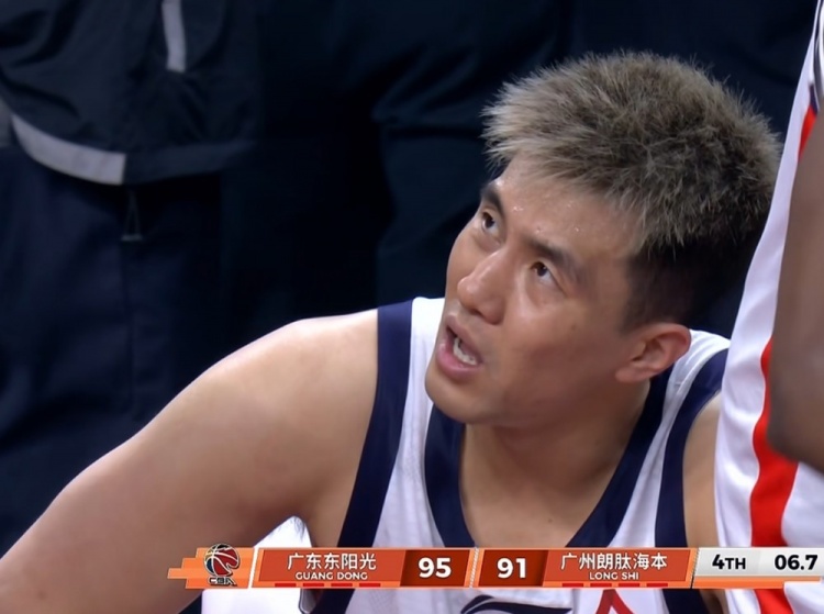 BOB半岛体育-拼尽全力！郭艾伦最后时刻不放弃 紧贴抢断徐杰发球！