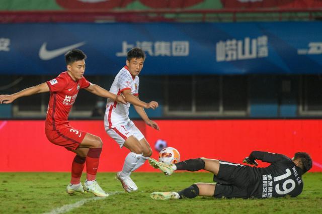 BOB半岛-武磊时隔1409天再战中超 武巴同城状态低迷失单刀